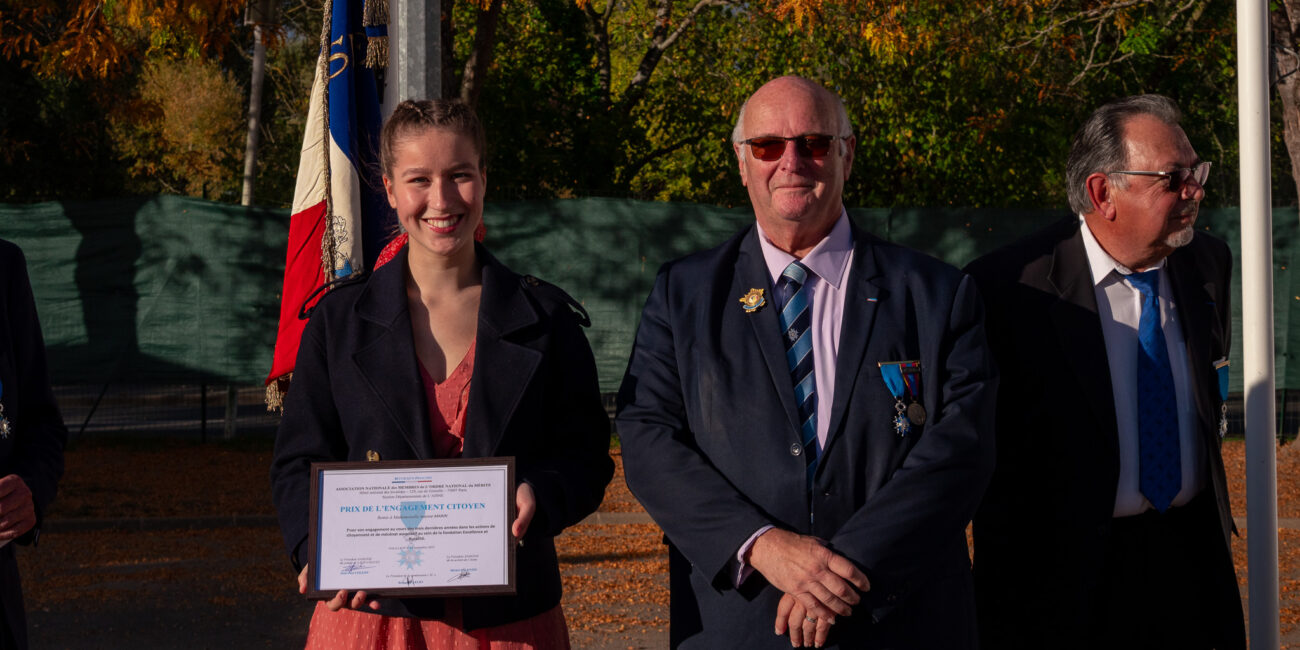 Ancienne élève, Jeanne reçoit un diplôme de l'Ordre du Mérite !